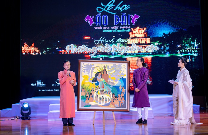 Họa sĩ Nguyễn Văn Trung trao tặng bức tranh &quot;Cha Rồng Mẹ Tiên&quot; cho chương trình để bán đấu giá gây quỹ thiện nguyện