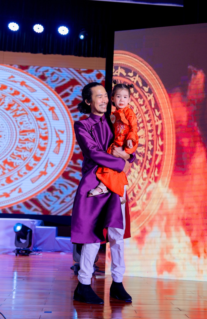Đạo diễn Huy Lio dỗ dành mẫu nhí 2,5 tuổi Ngọc Hân trên sân khấu