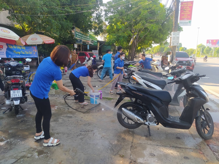 Các cô gái trẻ tình nguyện xắn tay áo rửa xe gây quỹ cho trẻ em nghèo - Ảnh 1.
