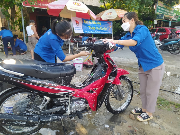 Các cô gái trẻ tình nguyện xắn tay áo rửa xe gây quỹ cho trẻ em nghèo - Ảnh 3.
