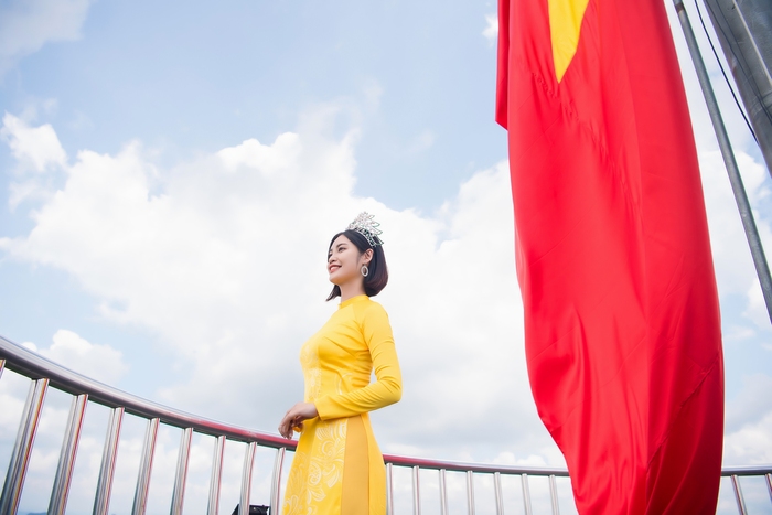 Hoa hậu Nông Thúy Hằng ở Cột cờ Lũng Cú