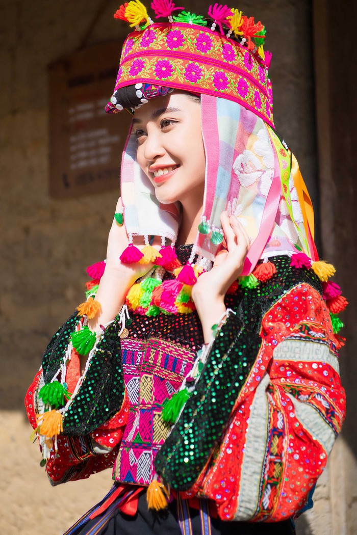 Hoa hậu Nông Thúy Hằng trong trang phục của người Lô Lô
