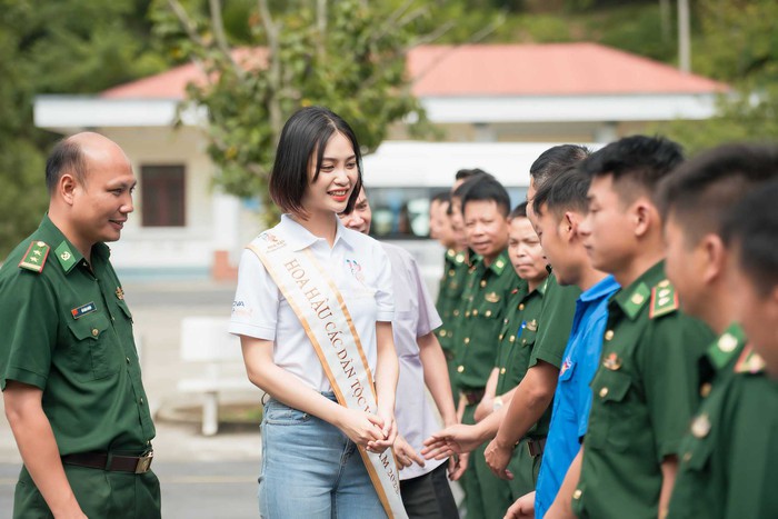 Hoa hậu Nông Thúy Hằng cùng các chiến sĩ đồn biên phòng Lũng Cú
