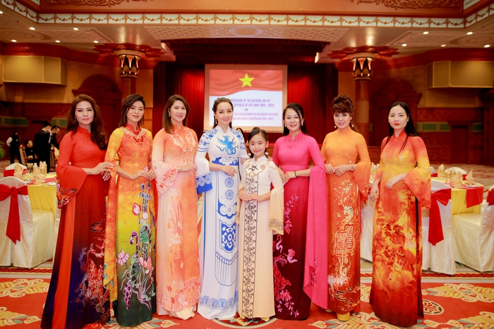 NTK Vũ Thảo Giang và các nữ doanh nhân đại diện cho Việt Nam trình diễn BST Hoàng thành Thăng Long - Dấu ấn vàng son