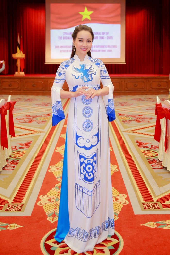 Diễn viên Mai Thu Huyền trong tà áo dài họa tiết tượng phụ nữ quý tộc thời Lê