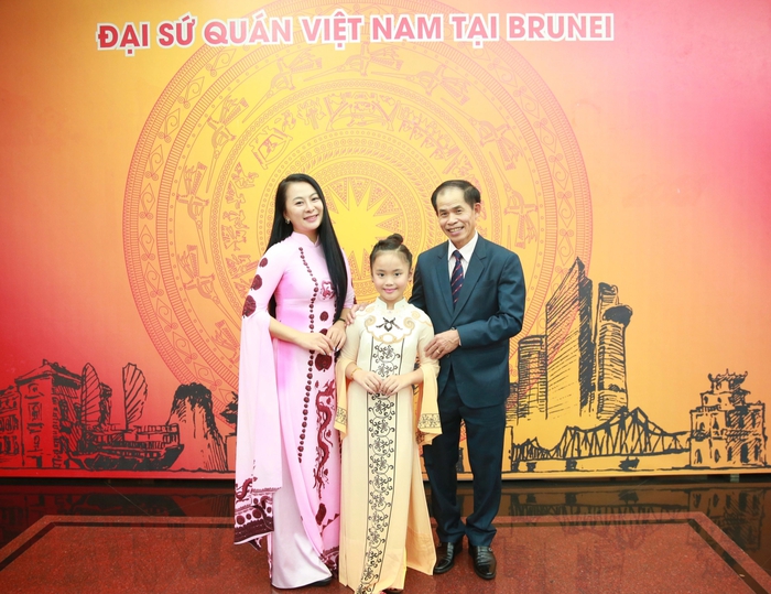 Đại sứ Việt Nam tại Brunei Trần Văn Khoa, NTK Vũ Thảo Giang và nghệ sĩ nhí Thảo Chi