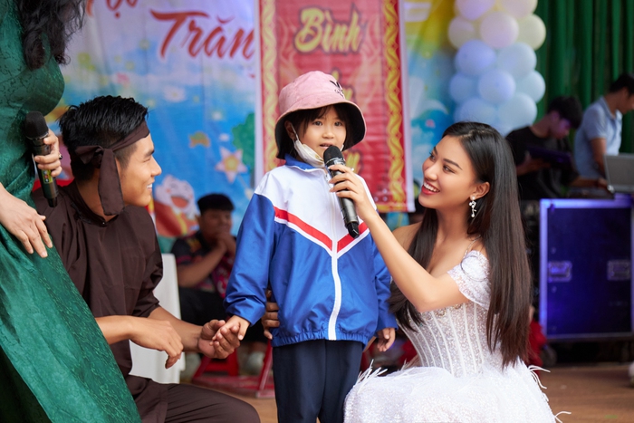Á hậu Kim Duyên và Nam vương Danh Chiếu Linh trò chuyện với em nhỏ trong chương trình