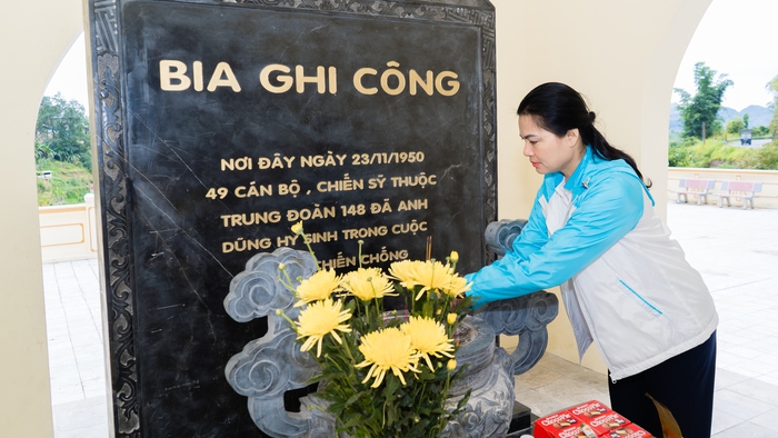 Chủ tịch Hội LHPN Việt Nam thăm và tặng quà trung thu cho học sinh ở xã biên giới Lào Cai - Ảnh 3.