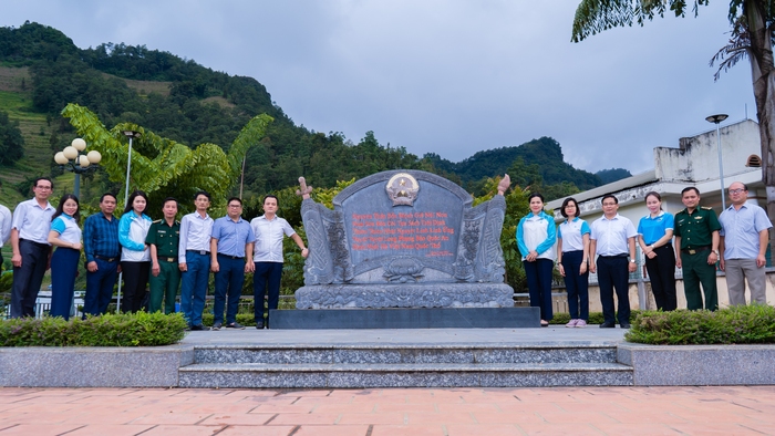 Chủ tịch Hội LHPN Việt Nam thăm và tặng quà trung thu cho học sinh ở xã biên giới Lào Cai - Ảnh 4.