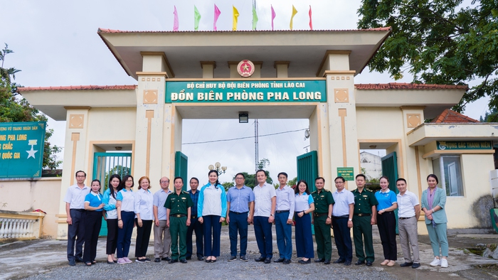 Chủ tịch Hội LHPN Việt Nam thăm và tặng quà trung thu cho học sinh ở xã biên giới Lào Cai - Ảnh 5.