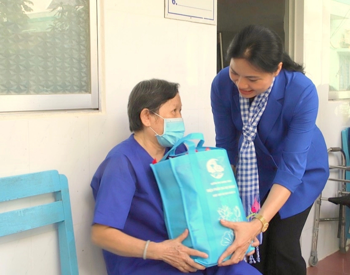 Chủ tịch Hội LHPN Việt Nam thăm, tặng quà cho phụ nữ và trẻ em Đồng Tháp - Ảnh 3.