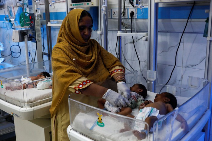 Phụ nữ Pakistan đi thuyền đến bệnh viện sinh con trong lũ lụt - Ảnh 1.