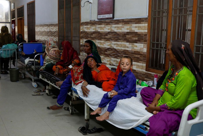Phụ nữ Pakistan đi thuyền đến bệnh viện sinh con trong lũ lụt - Ảnh 2.