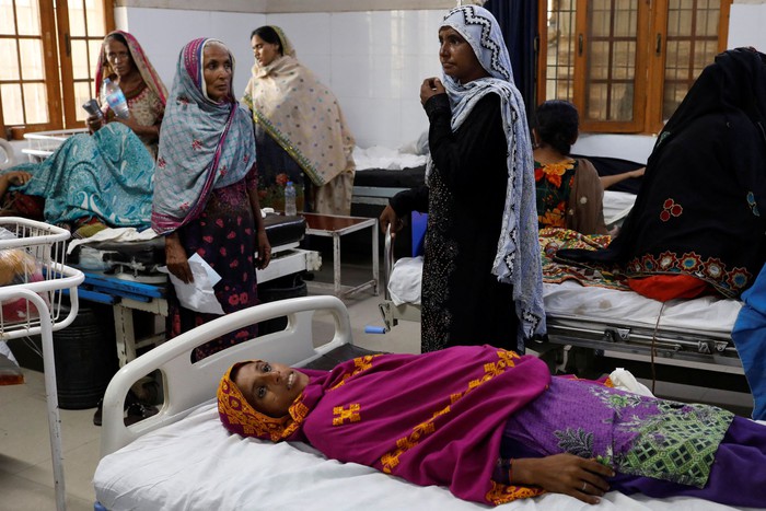 Phụ nữ Pakistan đi thuyền đến bệnh viện sinh con trong lũ lụt - Ảnh 3.