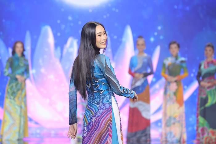 Hoa hậu Trần Thị Ban Mai trong phần thi trình diễn áo dài