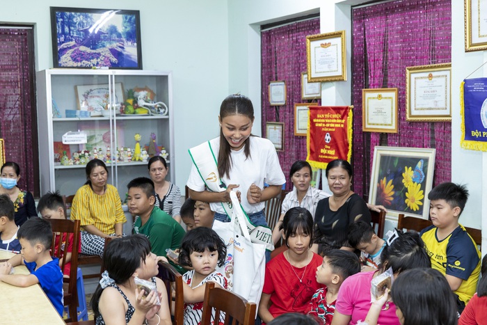 Đại diện Việt Nam tại Miss Earth 2022 trao tặng quà cho các em