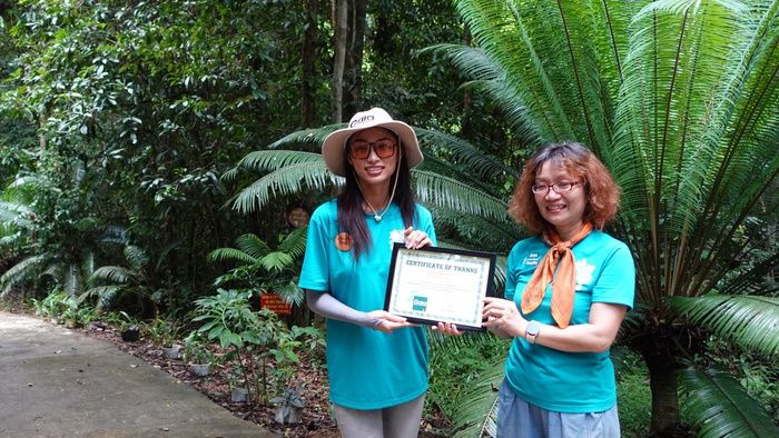 Bà Đỗ Thị Thanh Huyền – Nhà sáng lập - Giám đốc Trung tâm Bảo tồn Thiên nhiên Gaia  trao chứng nhận tham gia trồng rừng cho người đẹp Ngô Bảo Ngọc
