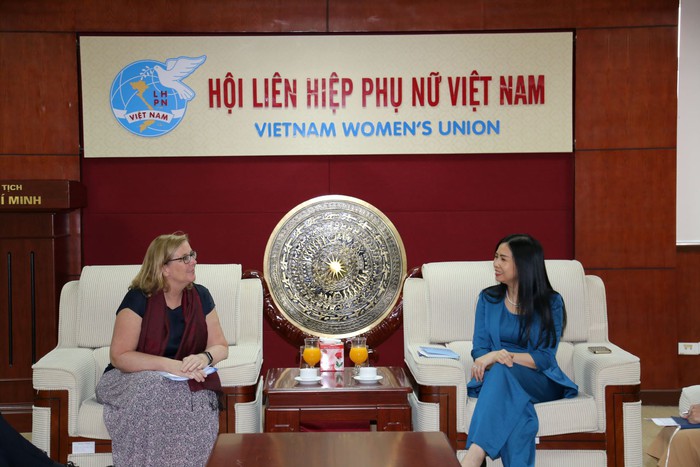 Phó Chủ tịch Hội LHPN Việt Nam Trần Lan Phương chúc mừng bà Kristina Buende nhận nhiệm vụ Trưởng ban Hợp tác - Phái đoàn Liên minh châu Âu tại Việt Nam
