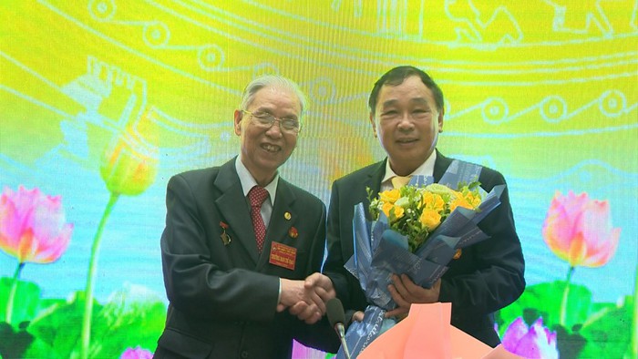 Thầy thuốc Nhân dân, GS.TS Trương Việt Bình (bên phải) được bầu làm Chủ tịch Hội Y học cổ truyền Việt Nam