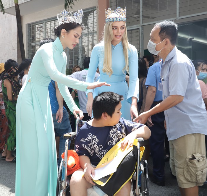 Hoa hậu Mai Phương tặng quà cho 300 bệnh nhi tại TPHCM - Ảnh 4.