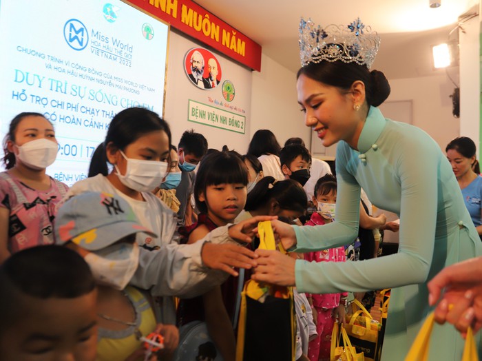 Hoa hậu Mai Phương tặng quà cho 300 bệnh nhi tại TPHCM - Ảnh 1.