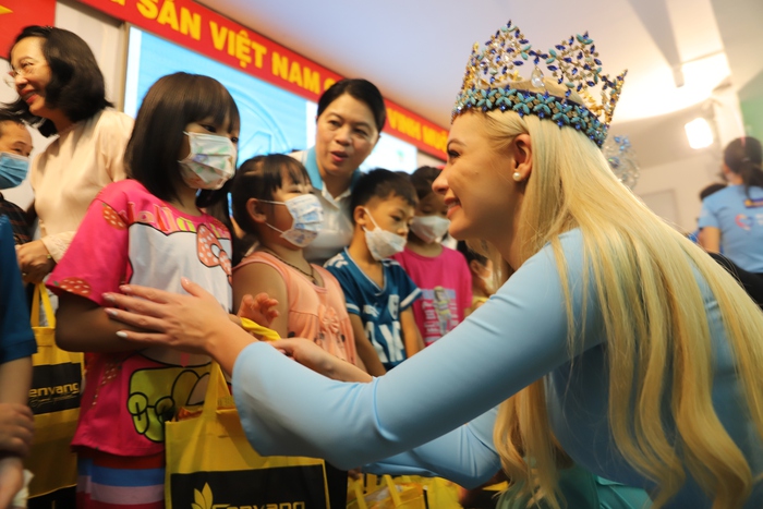 Hoa hậu Mai Phương tặng quà cho 300 bệnh nhi tại TPHCM - Ảnh 3.