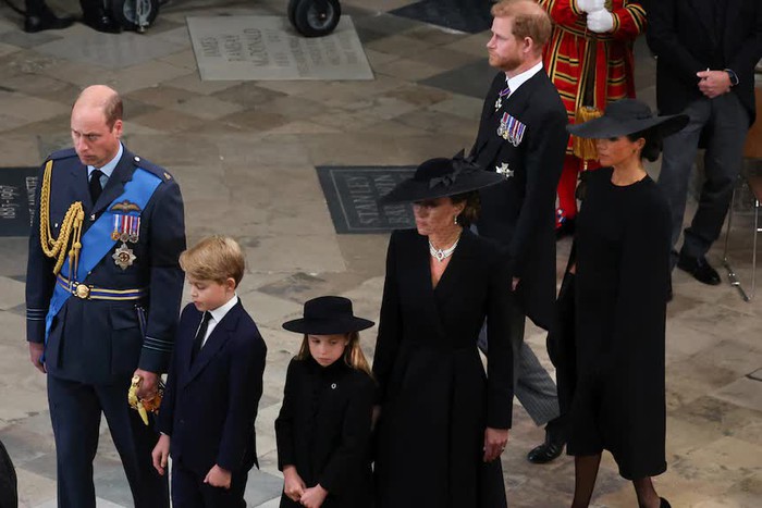 Chùm ảnh: Khoảnh khắc xúc động của Hoàng gia Anh khi tiễn đưa Nữ hoàng - Ảnh 25.