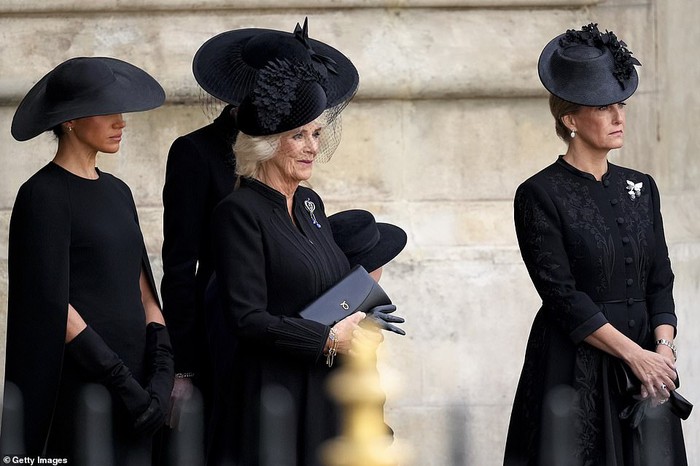 Chùm ảnh: Khoảnh khắc xúc động của Hoàng gia Anh khi tiễn đưa Nữ hoàng - Ảnh 27.