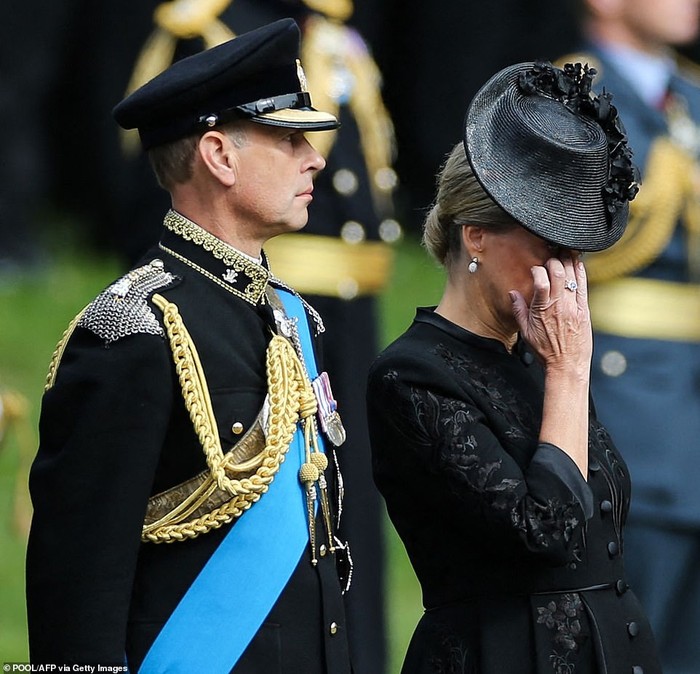 Chùm ảnh: Khoảnh khắc xúc động của Hoàng gia Anh khi tiễn đưa Nữ hoàng - Ảnh 14.