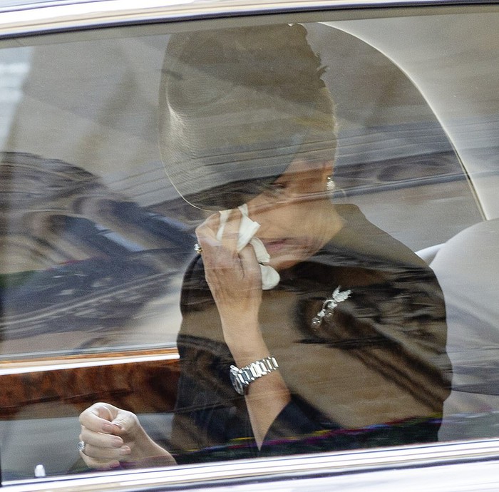 Chùm ảnh: Khoảnh khắc xúc động của Hoàng gia Anh khi tiễn đưa Nữ hoàng - Ảnh 17.