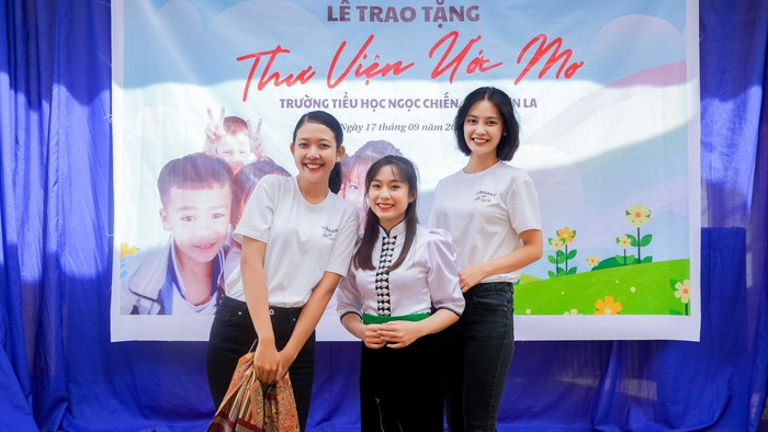 Hoa hậu Nông Thúy Hằng, Á hậu Hoa Đan cùng cô giáo vùng cao Sơn La trong lễ trao tặng Thư viện ước mơ