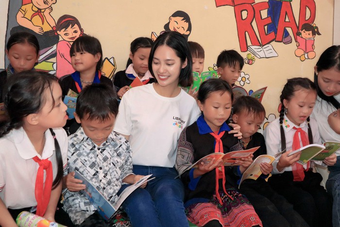 Hoa hậu Nông Thúy Hằng đọc sách cùng các em