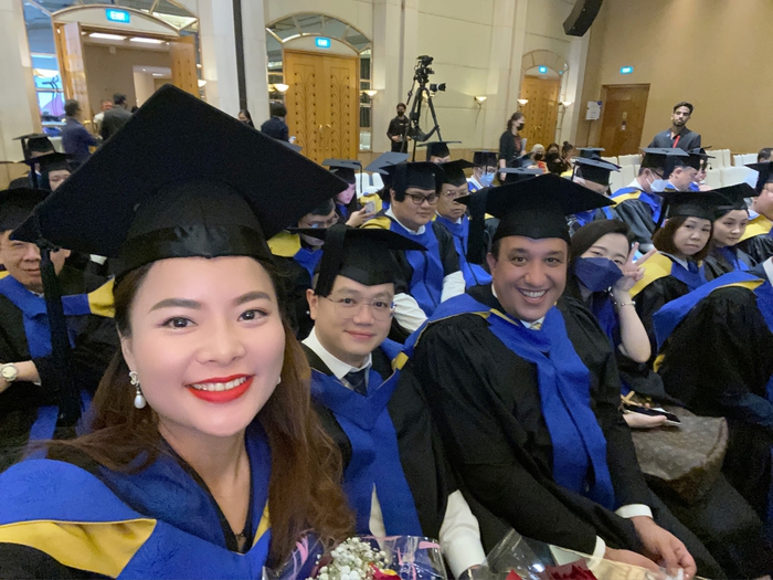 Tina Yuan cùng bạn bè đa quốc tịch trong ngày nhận bằng tốt nghiệp Thạc sĩ
