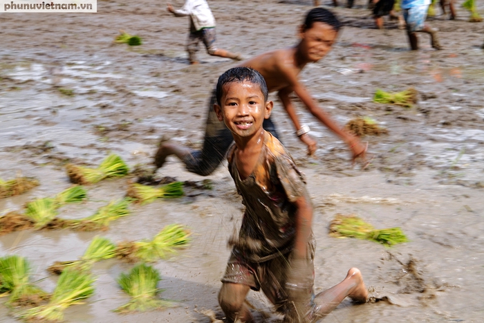Một số đứa trẻ chơi ném bùn