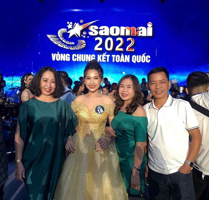 Vân Anh cùng bố mẹ và Nhà giáo ưu tú Hoàng Hiền (ngoài cùng bên trái) trong đêm Chung kết đầu tiên giải Sao Mai 2022