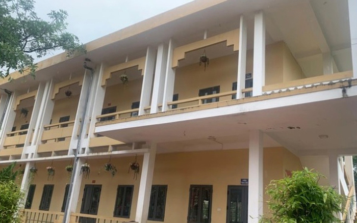 Lan can tầng 2 ngôi trường nơi học sinh ngã xuống đất nguy kịch có đảm bảo an toàn? 