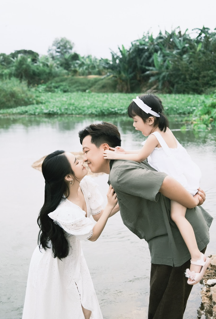 Bộ ảnh đầy tình cảm của gia đình Nhã Phương - Trường Giang, hiếm hoi hé lộ con gái xinh xắn - Ảnh 2.
