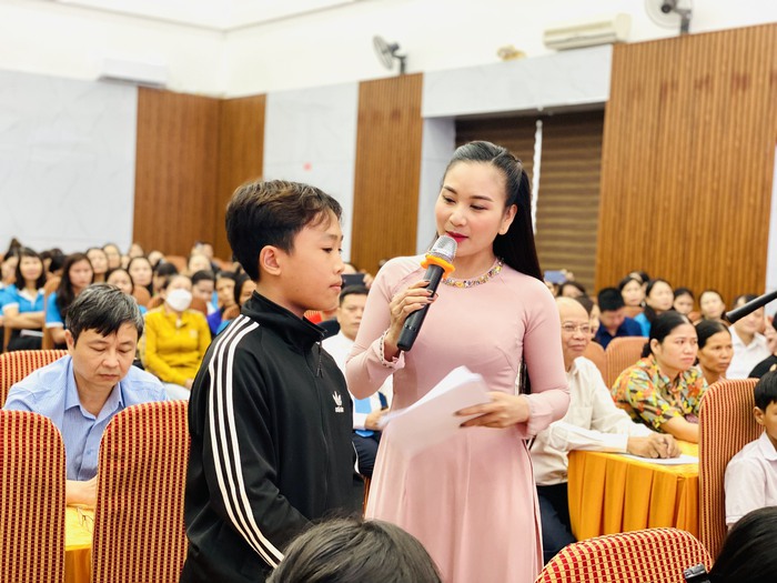 Gần 1000 trẻ mồ côi có hoàn cảnh khó khăn ở Nghệ An được nhận đỡ đầu - Ảnh 1.