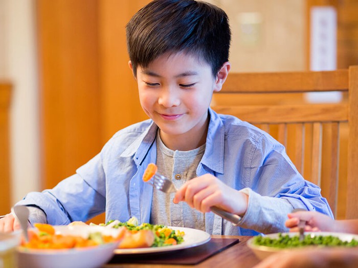 Những thói quen ăn uống lịch sự cha mẹ cần dạy trẻ - Ảnh 2.