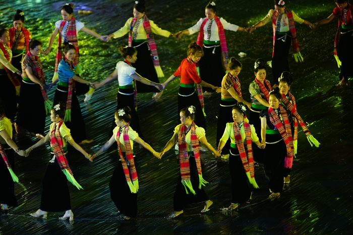 Người dân Yên Bái nắm tay nhau trong vũ điệu Xòe