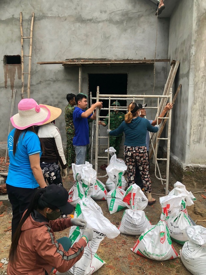 Phụ nữ Bình Định hỗ trợ người dân phòng chống bão Noru - Ảnh 9.