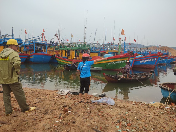 Phụ nữ Bình Định hỗ trợ người dân phòng chống bão Noru - Ảnh 2.