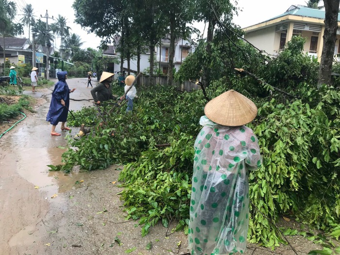 Phụ nữ Bình Định hỗ trợ người dân phòng chống bão Noru - Ảnh 3.