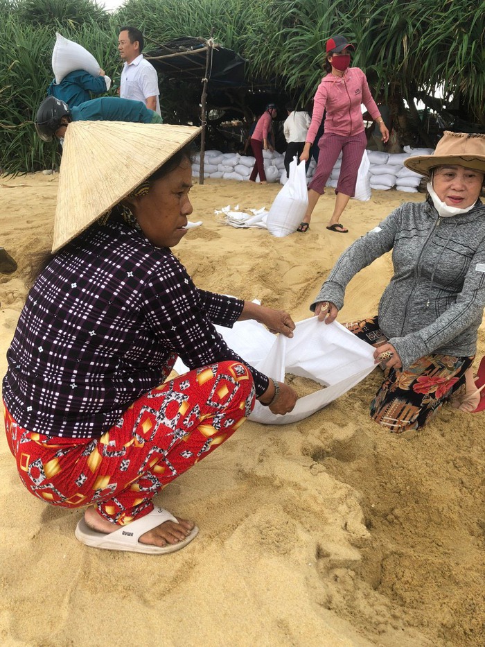 Phụ nữ Bình Định hỗ trợ người dân phòng chống bão Noru - Ảnh 7.
