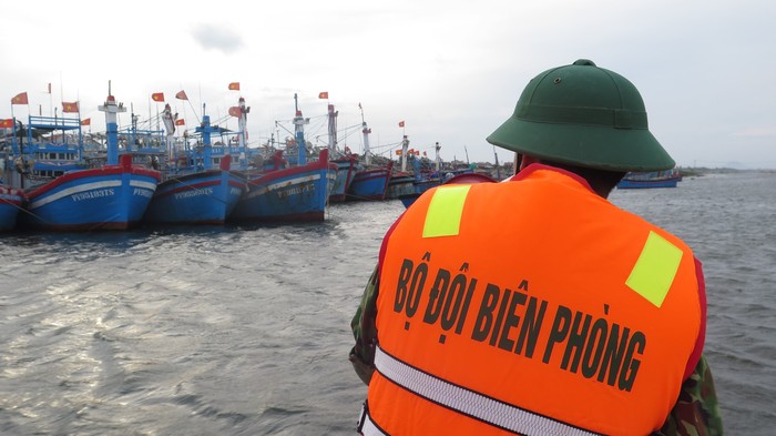 Gần 5.000 tàu thuyền lớn nhỏ tỉnh Phú Yên đã vào nơi tránh trú bão - Ảnh 2.