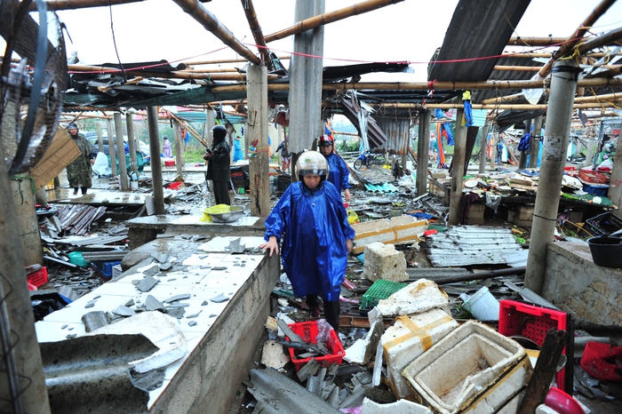 Quảng Trị: Lốc xoáy làm nhiều trụ sở, nhà dân bị tốc mái, đổ sập ở Cửa Việt - Ảnh 1.