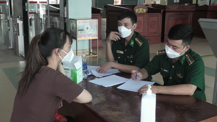 Bộ đội biên phòng Lào Cai tiếp nhận 110 công dân do Trung Quốc trao trả qua cửa khẩu - Ảnh 2.
