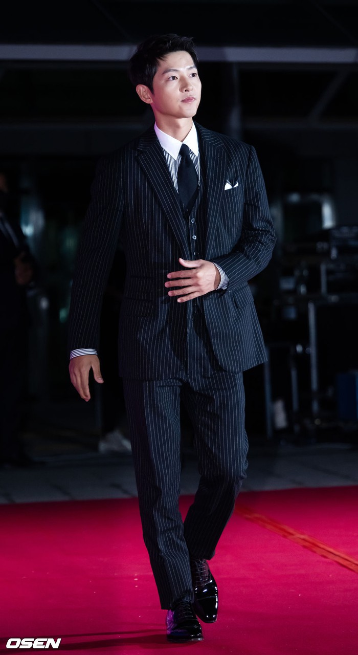 Thảm đỏ lễ trao giải APAN Star Awards 2022: Song Joong Ki dẫn đần dàn mỹ nam - Ảnh 1.