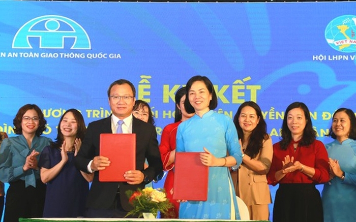 Bà Nguyễn Thị Minh Hương - Phó Chủ tịch Hội LHPN Việt Nam và ông Khuất Việt Hùng - Phó Chủ tịch chuyên trách Ủy ban ATGT Quốc gia, ký kết Chương trình phối hợp giai đoạn 2022-2027