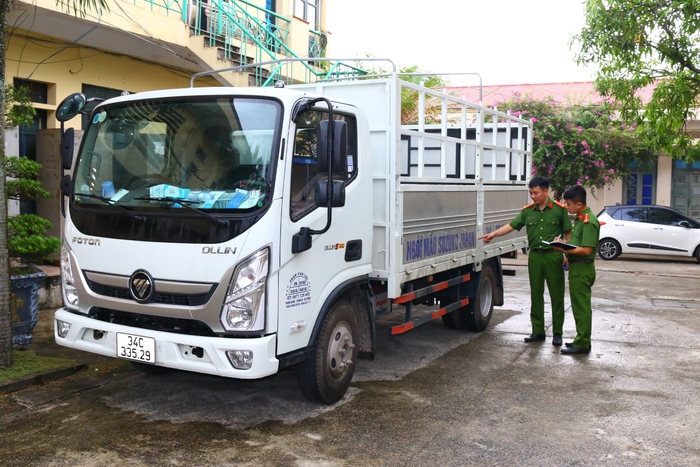 Bắt 2 đối tượng ngang nhiên lái xe tải đi trộm hàng loạt cây cảnh ở Nam Định - Ảnh 1.